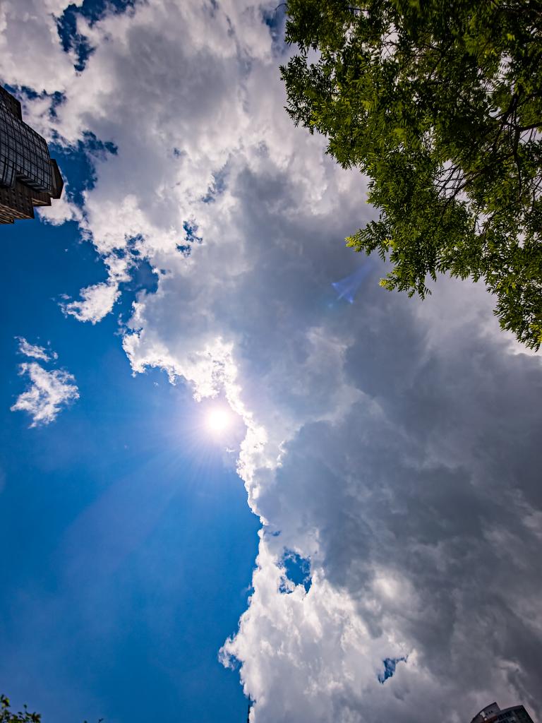 On the sunny edge of an impending downpour <a href="/nymetrowx/">New York Metro Weather</a>