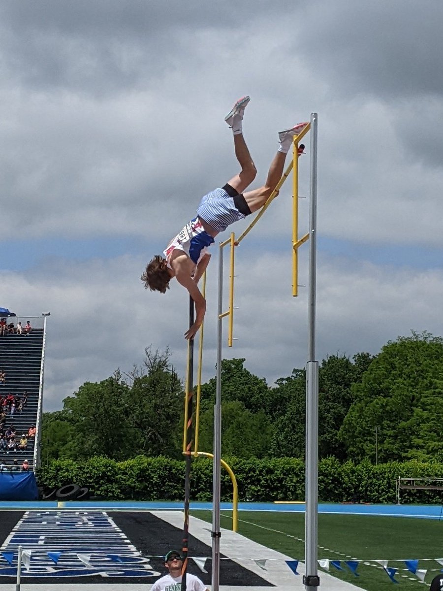 🚨STATE CHAMP🚨
Paul Migas clears 4.7m (15'5") to WIN the state title in the Pole Vault!!! 🏆
#flightsquad #SOARtotheTOP