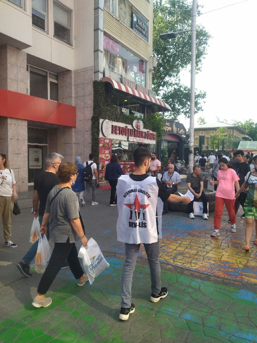 DevLis1969_'s tweet photo. Bakırköy/İstanbul

Anadilde eğitim engellenemez şiarı ile bildiri çalışması gerçekleştirdik.

Kürtçe konserlerin yasaklandığı, 
Anadilde eğitimin engellendiği sistemi kabul etmiyoruz!

Bütün sıra arkadaşlarımızı mücadeleye Dev-Lis saflarına çağırıyoruz! https://t.co/Xv1v3VOPbp