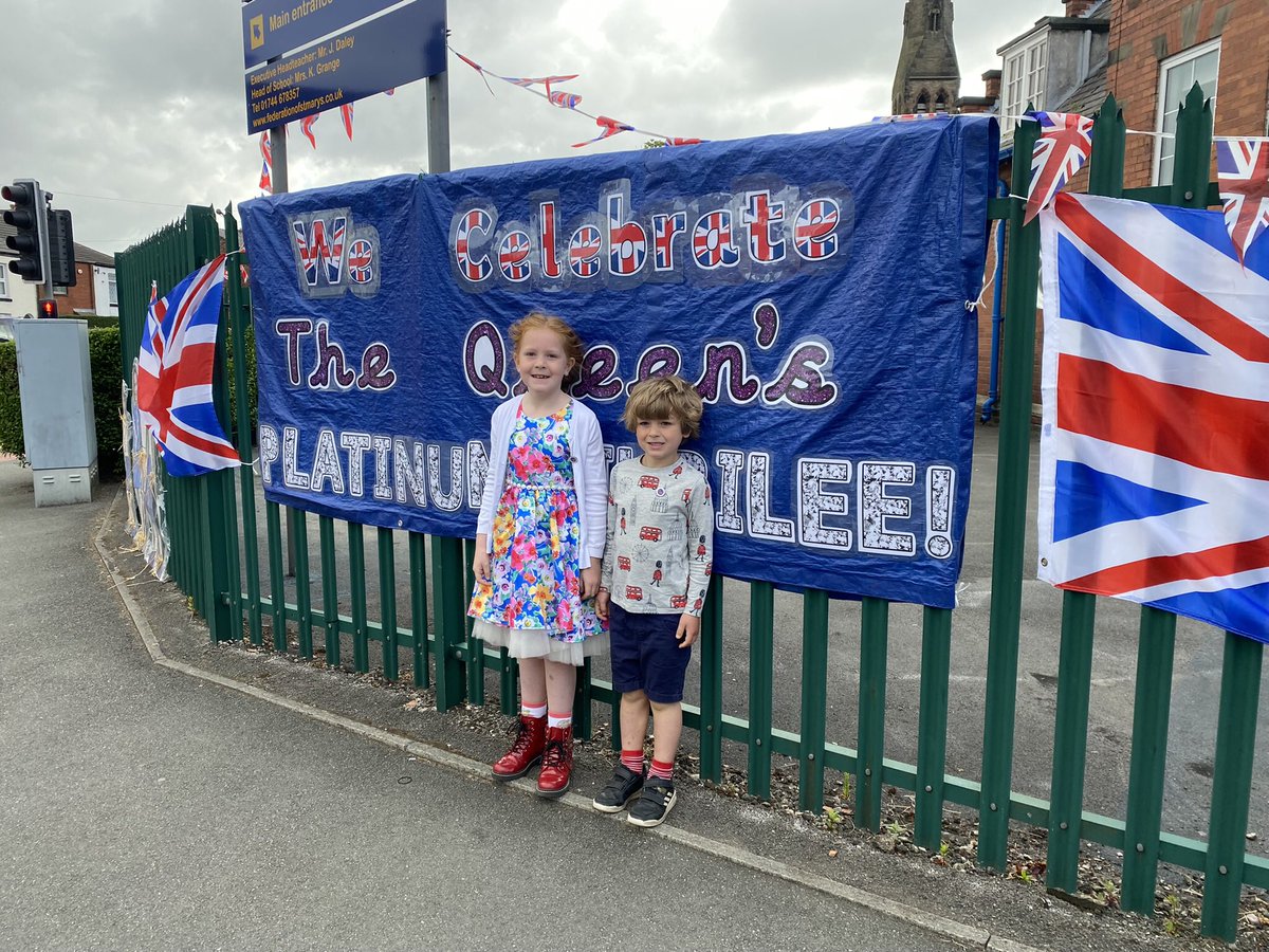 chiaraberry08's tweet photo. @StMarysMrB @RoyalFamily Love the decorations outside school 🇬🇧 https://t.co/1J4KJGsDK8