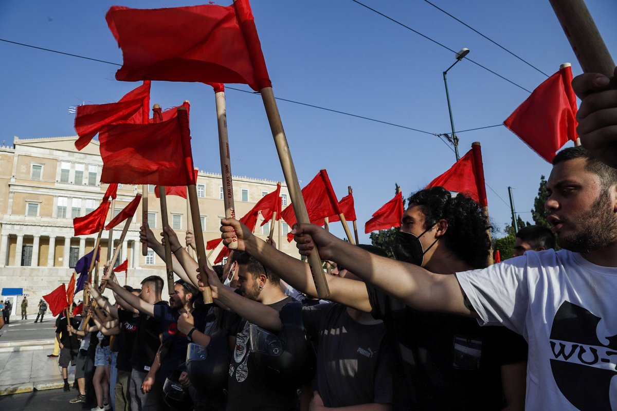 Χιλιάδες φοιτητές διαδήλωσαν στο Σύνταγμα το απόγευμα του Σαββάτου ενάντια στην καταστολή των φοιτητικών κινητοποιήσεων στο ΑΠΘ, που είχε ως αποτέλεσμα τον σοβαρό τραυματισμό ενός φοιτητή και τη διακομιδή του στο νοσοκομείο.#Κεραμεως #Πανεπιστημια #Θεσσαλονικη #Φοιτητες