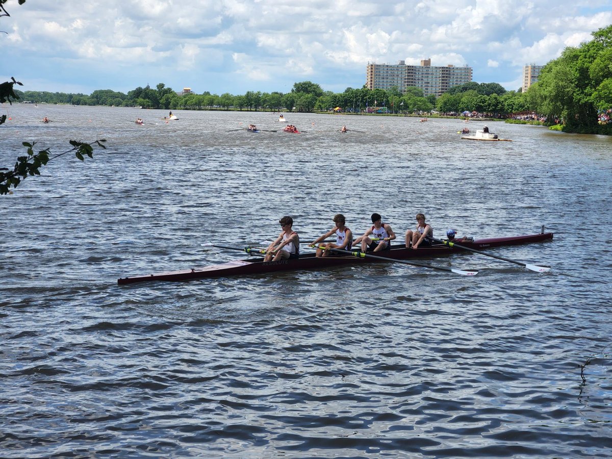 MBARowing's tweet photo. LTWT w4 is headed to the start! @MBARowing #RowRed https://t.co/qCPrsXOgKv