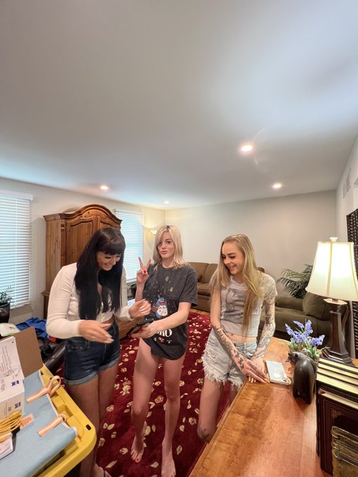 A little behind the scenes yesterday with the super sexy @lilmizzunique and @iammandirose hosted by @BillWho47<a href="/tag/bts"class="tags"><span>#bts</span></a><a href="/tag/sexy"class="tags"><span>#sexy</span></a><a href="/tag/footfetish"class="tags"><span>#footfetish</span></a><a href="/tag/hotgirls"class="tags"><span>#hotgirls</span></a><a href="/tag/footmassage"class="tags"><span>#footmassage</span></a>