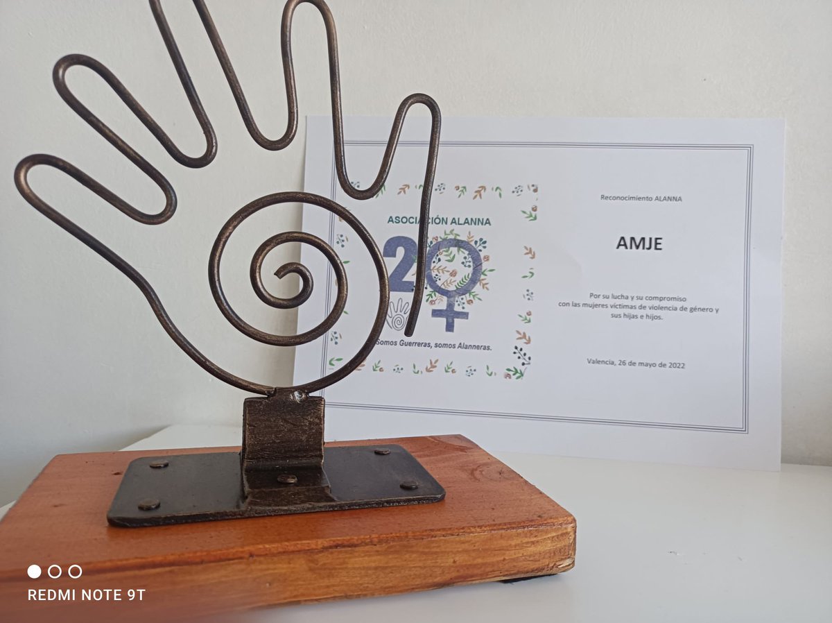 mujeresjuezas's tweet photo. El pasado 26 recibimos el reconocimiento de Alanna por nuestro compromiso con las mujeres víctimas de violencia de género y sus hijas e hijos. 
AMJE surgió hace 7 años con la finalidad de luchar contra los sesgos y estereotipos género, presentes en toda la sociedad. https://t.co/U1l9CyabLO
