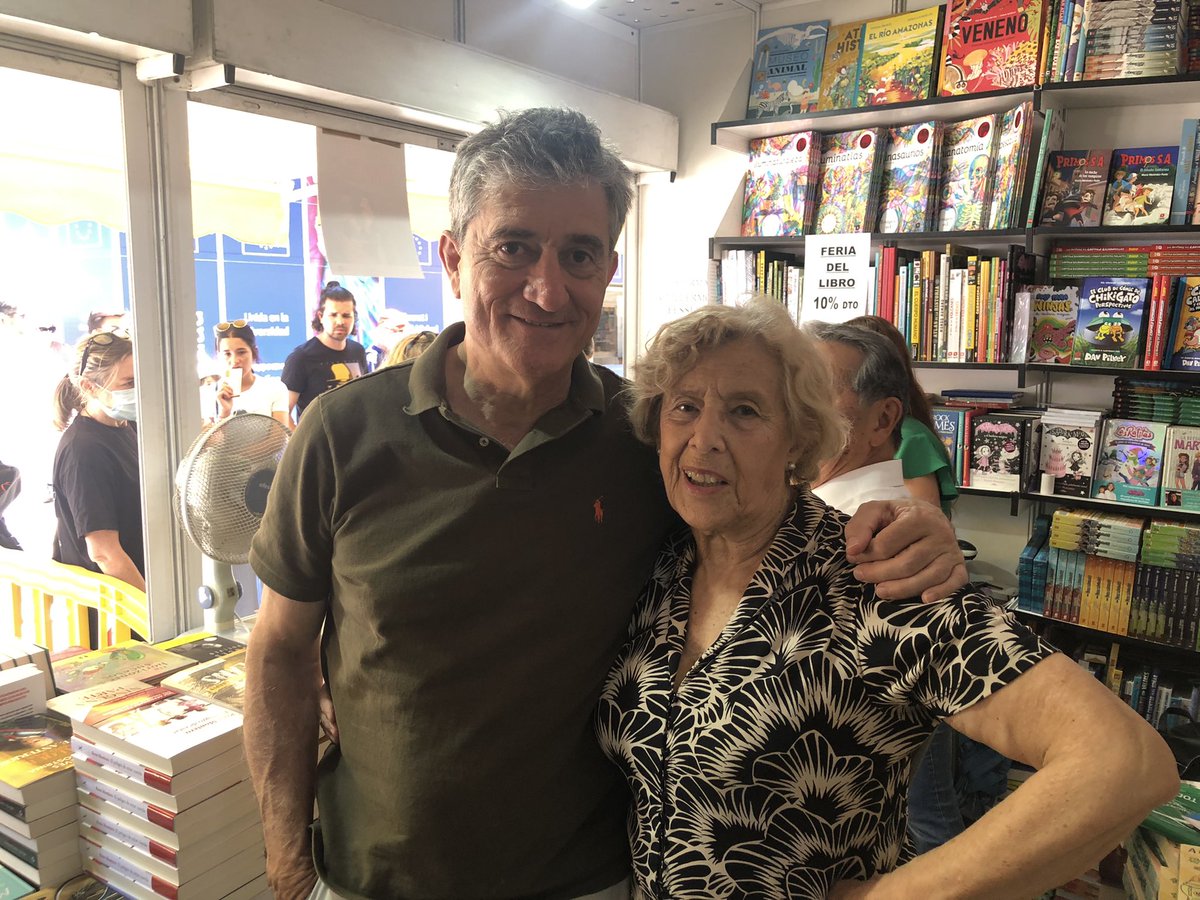 Suerte de firmar en <a href="/FLMadrid/">Feria del Libro de Madrid</a> con <a href="/ManuelaCarmena/">Manuela Carmena</a> Me ha dejado una reflexión sobre el ansiado control de armas en EEUU. “Eso solo puede conseguirse desde un movimiento organizado por mujeres. Las madres de los niños. Es violencia de hombres. No hay mujeres que asesinen en masa.”