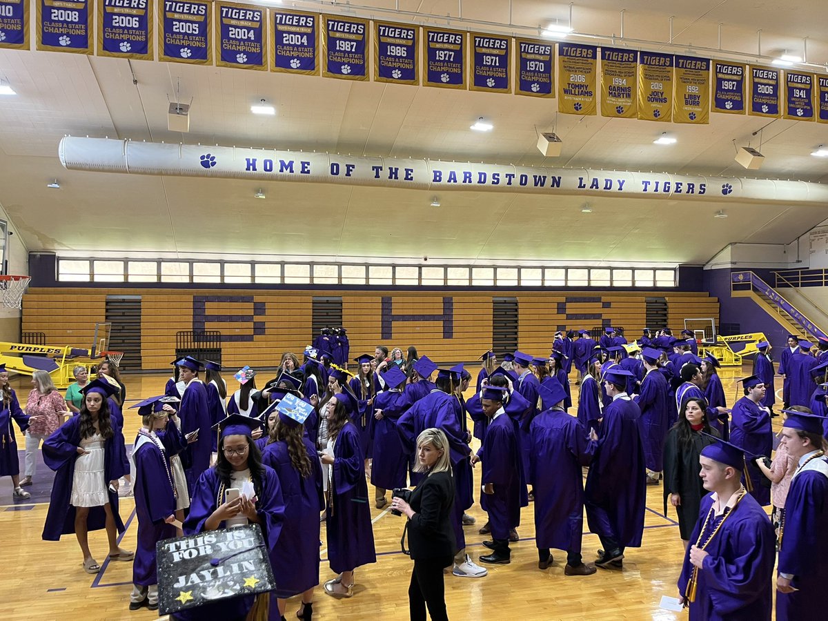 Amanda_Nokes's tweet photo. Today was the #BHSBEST 🎓🎓🎓🐅💛💜💛💜 https://t.co/vGeoI3CiG7
