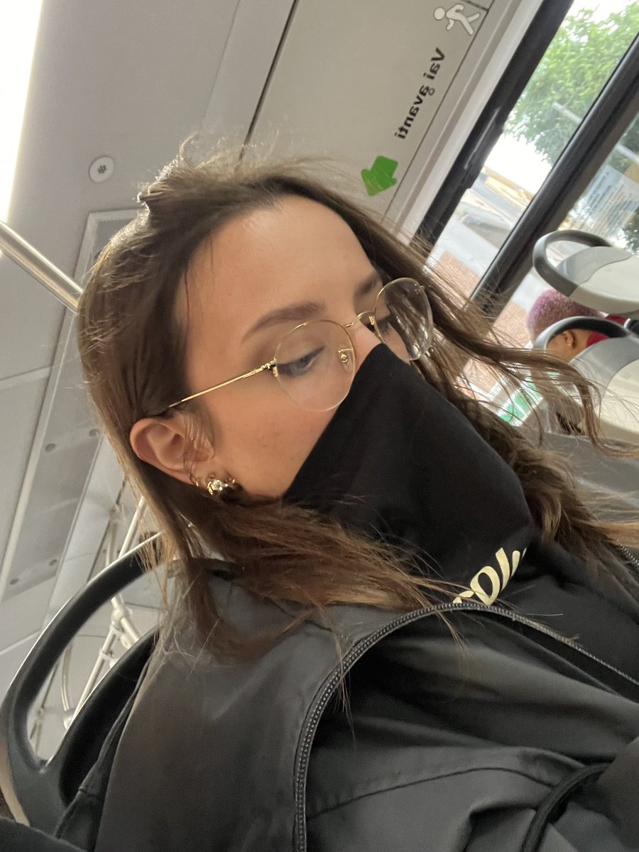 FModrone's tweet photo. Credo che io un’amica che usa la mascherina e non la maglia come mascherina la meritavo @_danacol_ https://t.co/0PBDMUpPil