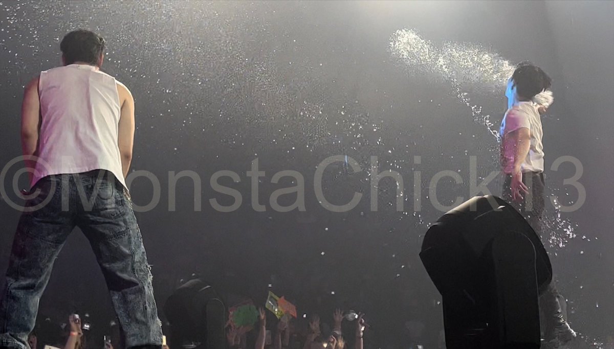 JjongHotteok93's tweet photo. I love how this picture came out!!! I may not have gotten Kihyun hitting us with the water, but at least I got the other side! 🤣🤣🤣
#MONSTAXinFAIRFAX #MonstaXinDC #MonstaXinUSA #MonstaX #MONSTA_X #MONSTAXUSATOUR #MONSTAXUSTOUR #KIHYUN #JOOHEON #JOOHONEY https://t.co/qz8PQEjBRd