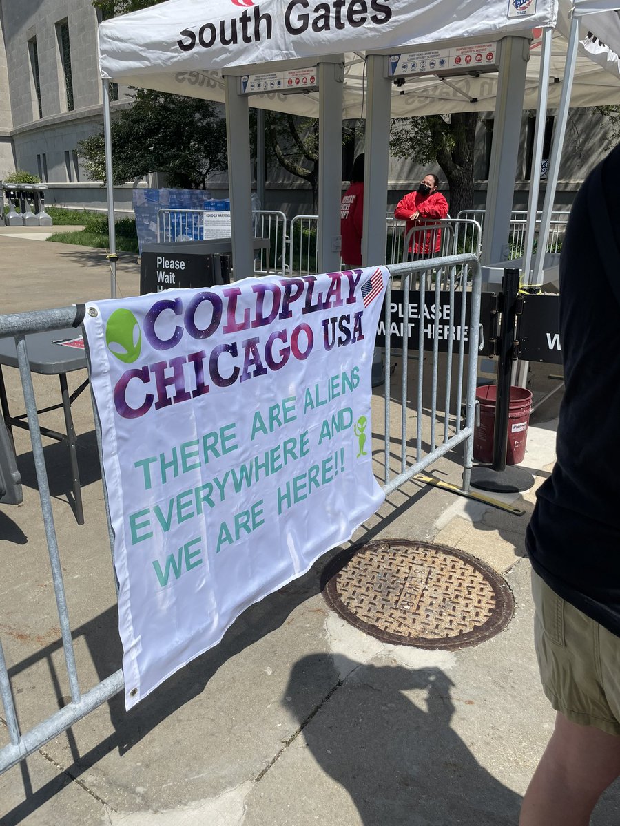 smfische's tweet photo. We made it!  Aliens in Chicago 👽 @coldplay @SoldierField  #ColdplayChicago https://t.co/30Tx8Txuwo