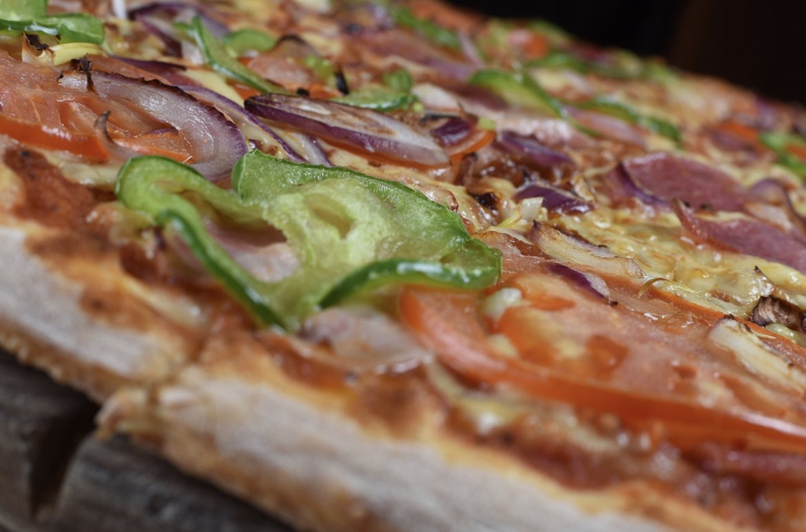 ASORTI pica kā vienmēr kārdinoša un sulīga. 🤤🍅🫑
Pasūti to zvanot uz mūsu IZSALKUMA TĀLRUNI 20606000. 

Apskati picas STUDIOPIZZA.lv 

#studiopizza #cesis #everybodylovespizza #pizzaplace #pica #pizzalover #instafood #omnomnom #foodporn #food #foodie #asortipizza