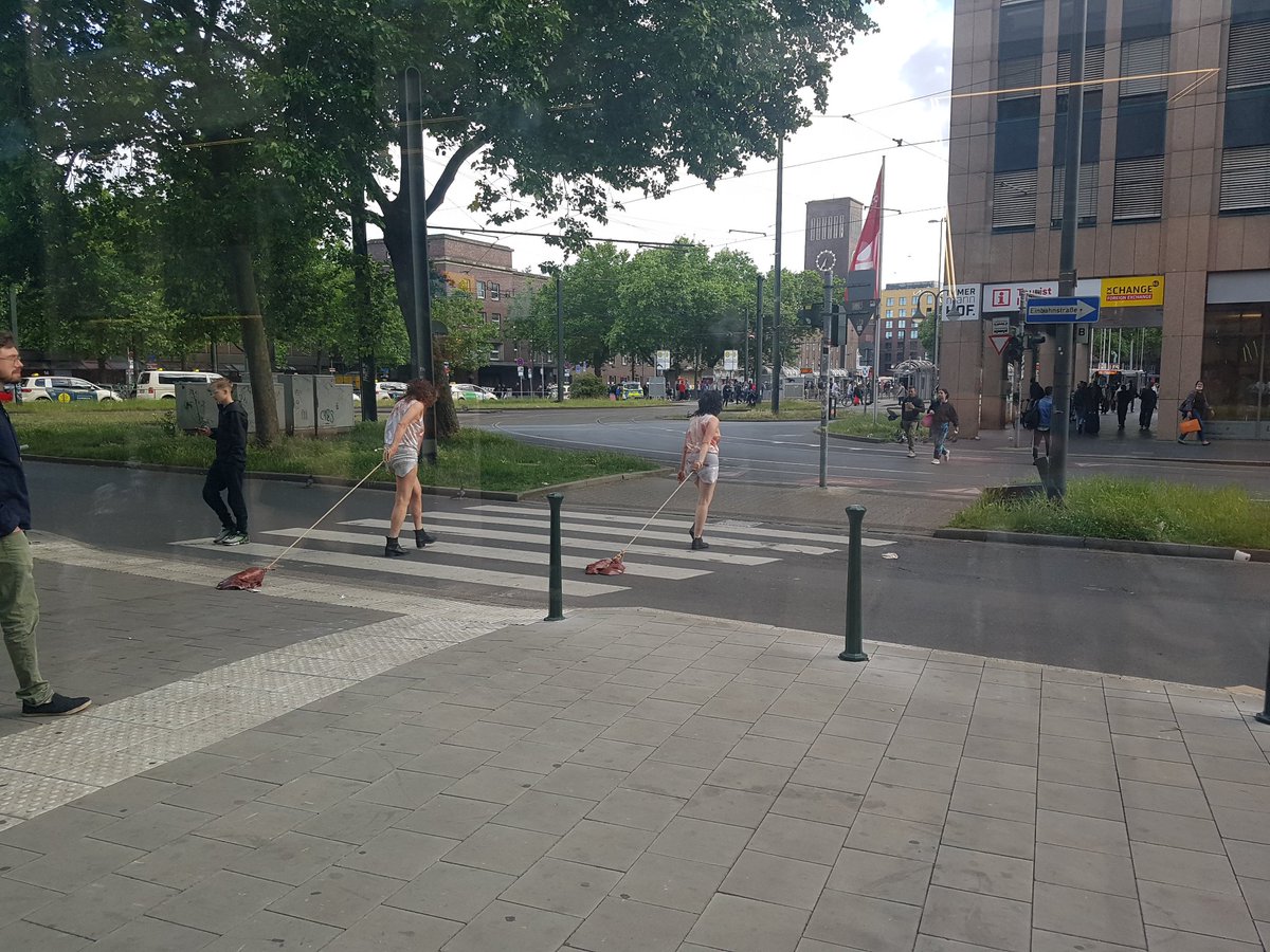 place_inter's tweet photo. Mit der Semaine Sanglante (Blutwoche) endete vor 151 Jahren die #PariserCommune . Ihre Visionen für ein gerechteres Zusammenleben leben weiter. #PlaceInternationale endet mit Performances von Claudia Bosse und Gintersdorfer/Klaßen (20 Uhr). https://t.co/luNawEww0L