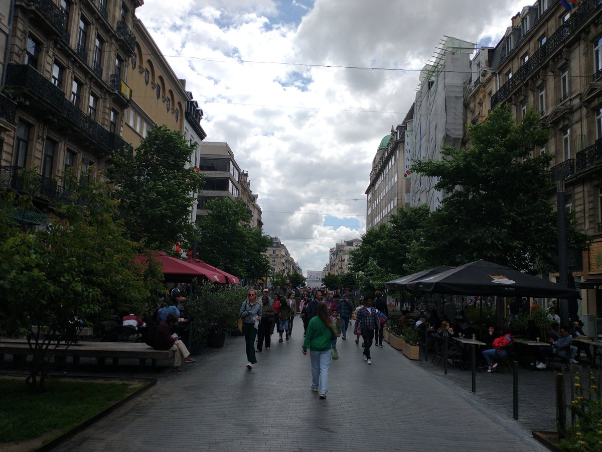 nonkelvladimir's tweet photo. The #pietonnier, #RueNeuve, the 'old pedestrian zone' like Kleerkopers, Tabora, Kiekenmarkt, were crowded as hell once again this saturday. And Brussels still needs to finish renovating its epicentrum - la Bourse. BXL, ville vivante du 21ième siècle 🤩😎💚💛💙 https://t.co/8kgrs2wF7T