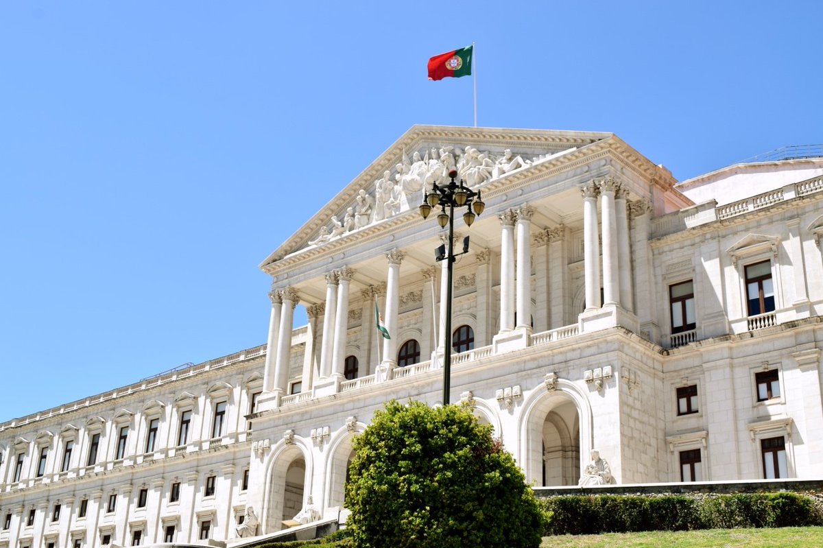 NVPORTUGAL's tweet photo. #Société : Le Parlement portugais approuve la semaine de 4 jours de travail au Portugal 🇵🇹 !

"avec un bon équilibre entre vie professionnelle et vie privée, ce ne sont pas seulement les travailleurs qui en bénéficient, mais aussi les employeurs." https://t.co/QQmygnU1vq https://t.co/dUtBsKwCGR