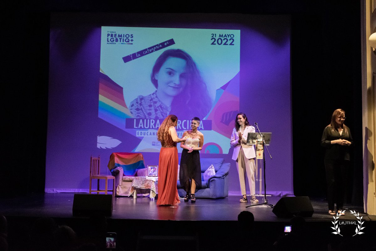 La emoción aún me dura porque el sábado pasado, en la gala <a href="/premiosLGBTalm/">Premios LGBTI+ Almería</a>, decidieron otorgarme el premio "educando en diversidad" por mis talleres. 🏳️‍🌈

El mejor premio es ganarme la vida haciendo algo que amo tanto. Pero el segundo mejor premio es que la gente lo valore así. 🥹