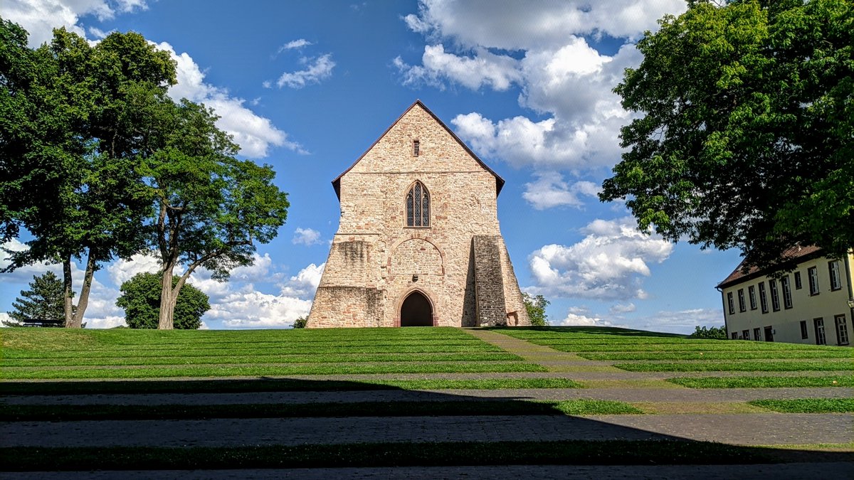 fil0's tweet photo. Kloster Lorsch, peaceful. https://t.co/nVT6CkPMt4