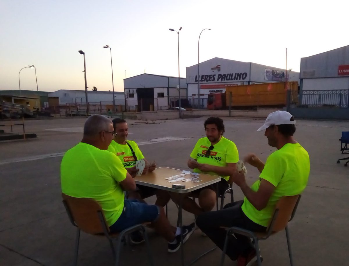 Trab_Zumosol's tweet photo. Buscamos la máxima repercusión posible, estamos bastante cansados y ahora encima nos viene la caló

Estar debajo de una chapa a 40 grados no es mu agradable 

Queremos pediros la máxima difusión posible, que nuestra situación llegue a cada rincón de nuestro país. Seguidnos  🙏🏻🙏🏻 https://t.co/sXckXMW5Tc
