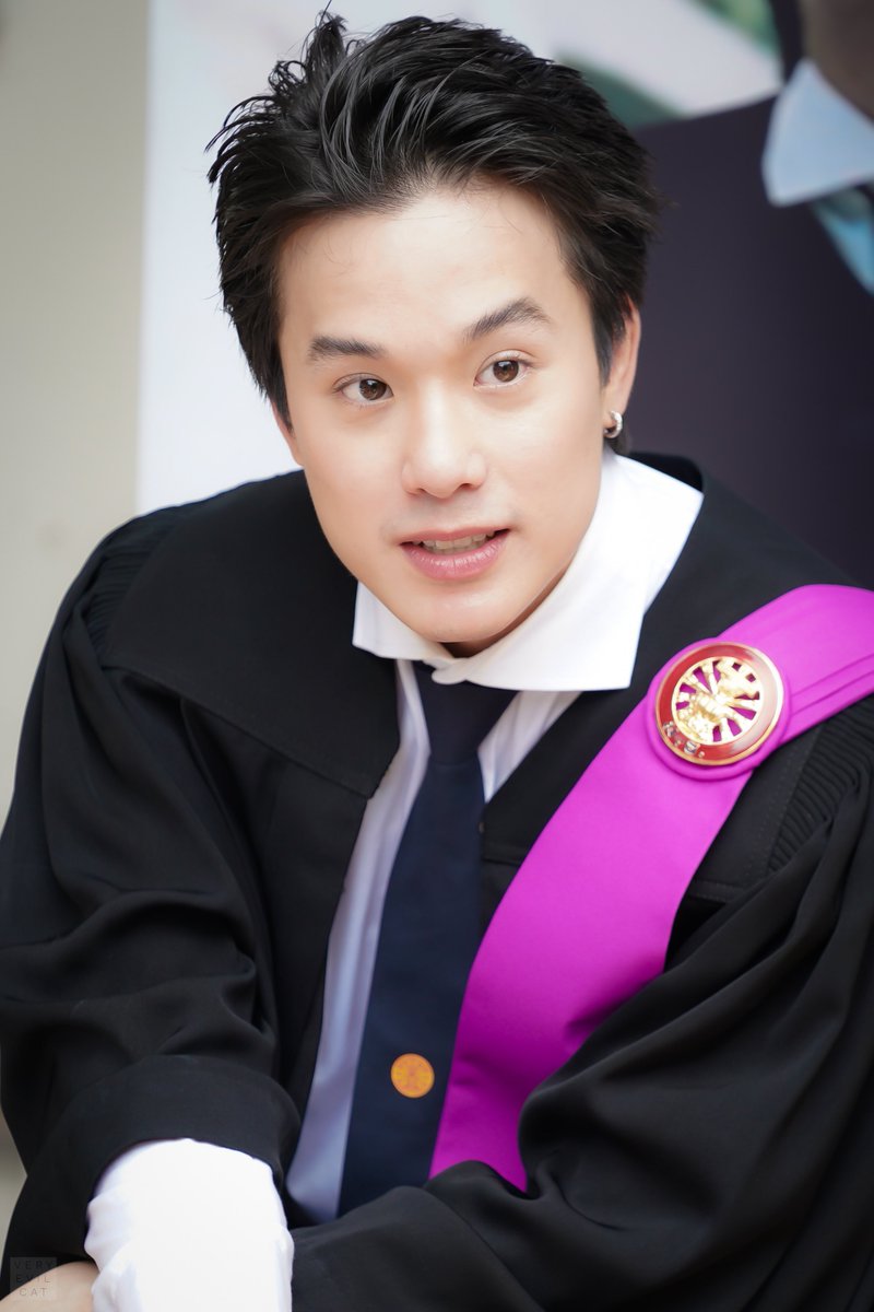 veryveryevilcat's tweet photo. ลงรูปช้าแต่รักเหมือนเดิมนะ 🤣😘

#JamyJamess 
#JMJGraduation https://t.co/n7sovcvCHG