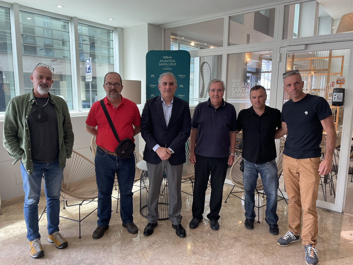 Representantes de <a href="/fedme/">Pinto</a> <a href="/FEDTFM/">Federación Insular de Montañismo de Tenerife</a> y <a href="/fecamon/">FECAMON</a> antes de la reunión con los redactores de <a href="/gesplansa/">Gesplan</a> y <a href="/EcologicaGobCan/">Transición Ecológica y Energía</a> del #PRUG del <a href="/pnteide/">ParqueNacional TEIDE</a> 12.500 federad@s solo en Canarias, a los q este plan convertirá en furtivos si se aprueba. El peor documento que hemos visto en mucho tiempo