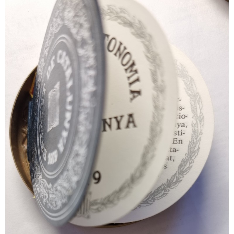 numagnumismatic's tweet photo. #Medalla #medal
Año 1979 
Estuche metálico de presentación del Estatut d'Autonomia de #Catalunya del 1979
Ø79mm

Item 31112 En buscador web https://t.co/iaBQE2ssNO
#numag
#numismatique
#numismatica #numismatik #coinscollection #history #monedas #monnaie #coin https://t.co/7T8a9dXQxy