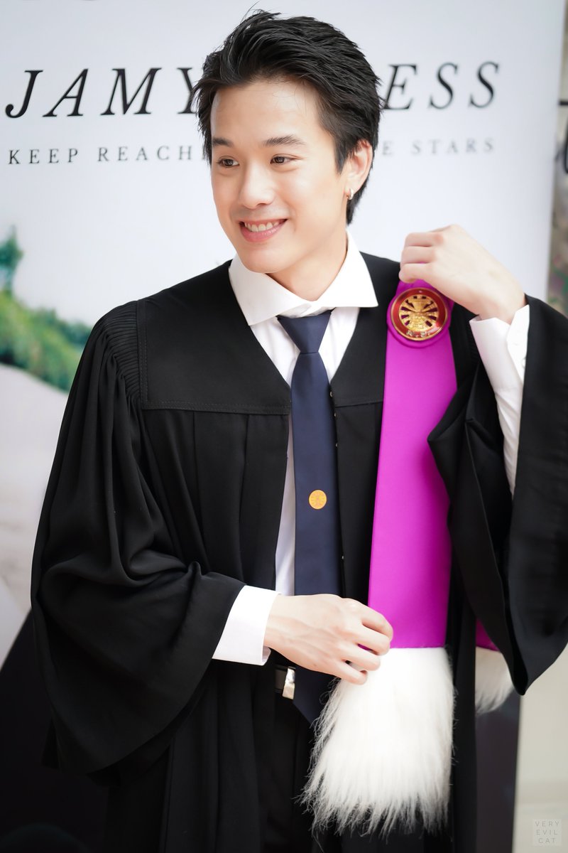 veryveryevilcat's tweet photo. ถ่ายรูปลูกตั้งแต่วันซ้อม ลงวันรับจริง
ตั้งใจหรอ เปล่าค่ะ พึ่งมีเวลาทำรูป 😂

#JamyJamess 
#JMJGraduation https://t.co/kEkJOlTOdF