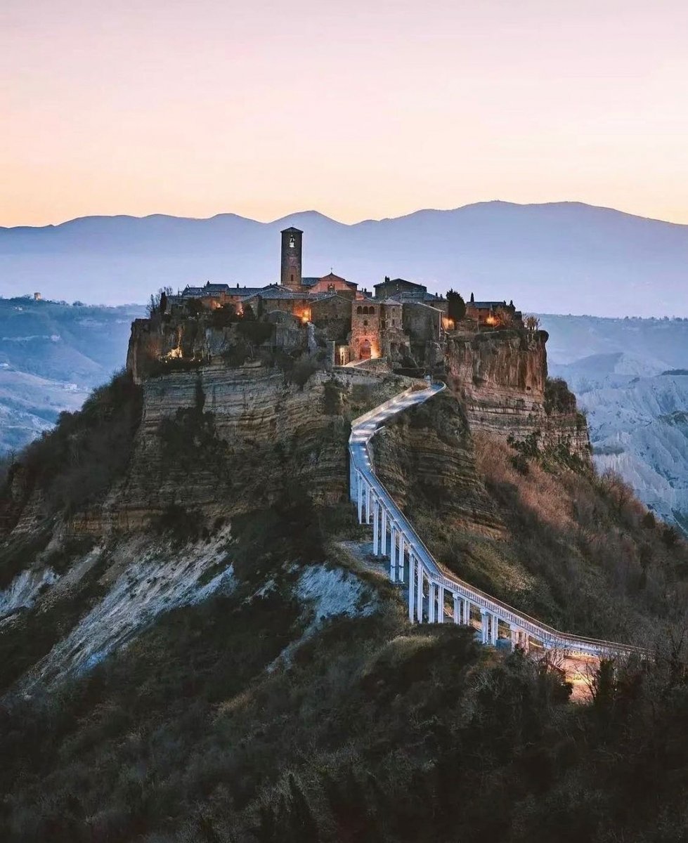 visit_lazio's tweet photo. #CivitadiBagnoregio,  'la città che muore', è un luogo suggestivo e unico che sembra sospeso tra cielo e terra. Avete mai visitato questo posto magico che si trova sulla vetta di un'altura di tufo? 

📸 @bikehm0n

 #VisitLazio #FaiUnSaltoNelLazio #LazioEternaScoperta #LazioIsMe https://t.co/CYZETpoczw