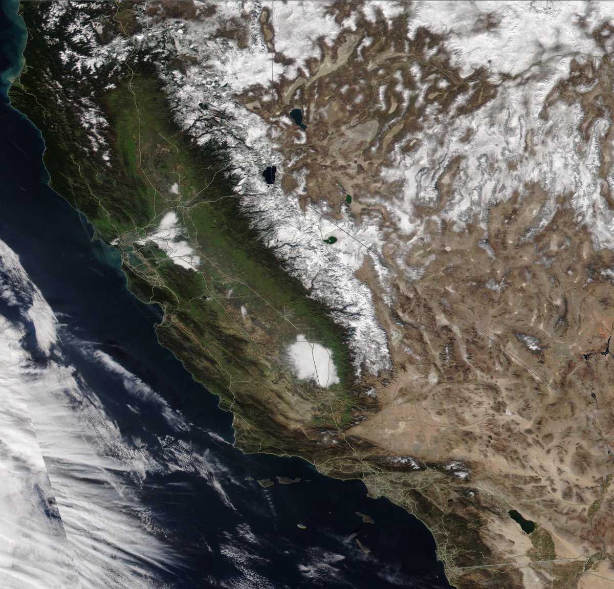 US_Stormwatch's tweet image. The transformation of California from January to May is striking after the state has experienced the driest start to any new year on record since 1895.

The Sierra snowpack is nearly gone, and vegetation across much of the state has dried rapidly to record dry levels. #CAwx
