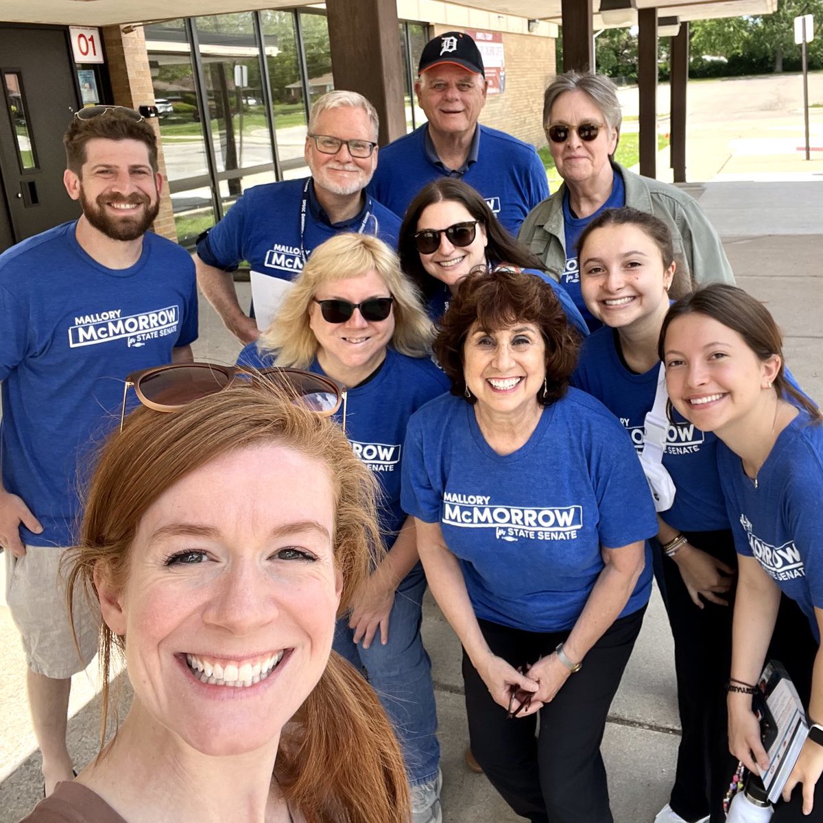 It takes a team! And Team McMorrow is out on doors in Oak Park today to meet people in our new district and say hello, one neighbor at a time. 👋