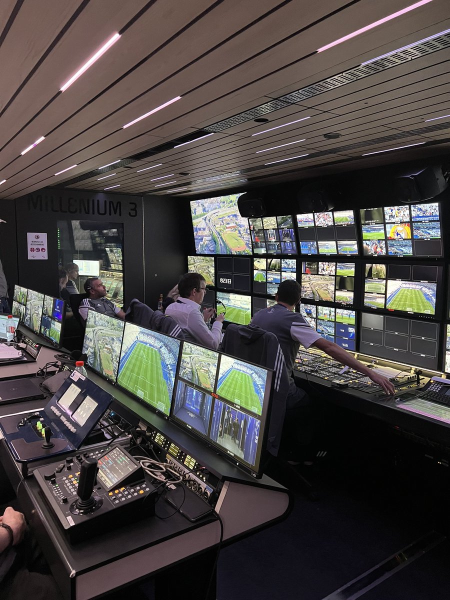 Pour la première fois de notre histoire, les équipes de <a href="/canalplus/">CANAL+</a> vont produire la finale de la <a href="/ChampionsLeague/">UEFA Champions League</a> entre le <a href="/realmadrid/">Real Madrid C.F.</a> et <a href="/LFC/">Liverpool FC</a> pour le monde entier avec plus de 300 millions de téléspectateurs attendus. #fierte #petitepression #startingblock