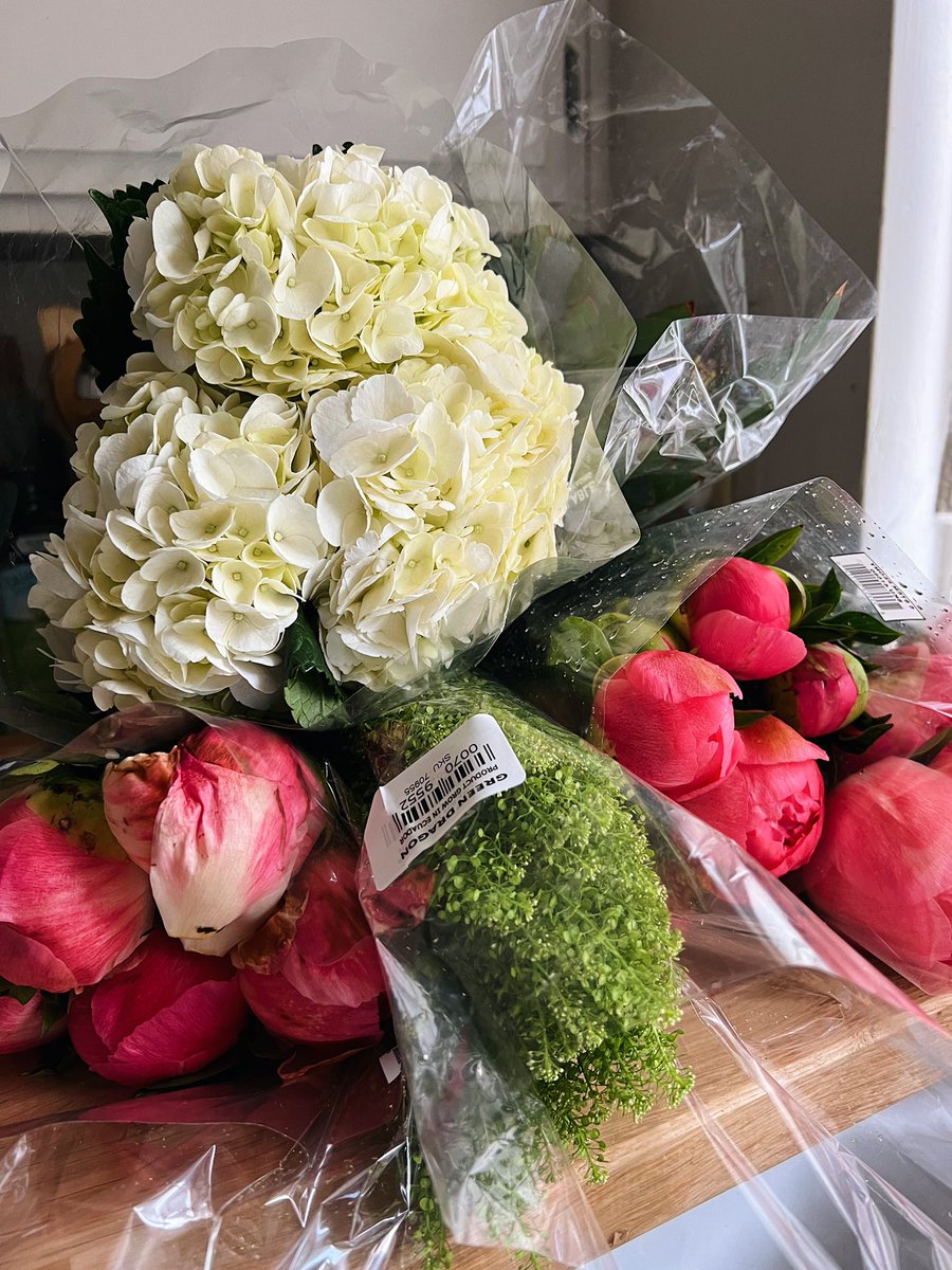 yoitsholly's tweet photo. today’s flower haul: peonies (!!!), hydrangea, green dragon, eucalyptus https://t.co/VuP70JzkSq