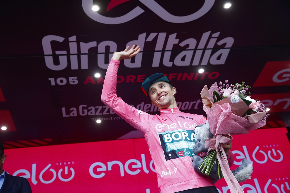 🇮🇹 #Giro

Here he is, <a href="/JaiHindley/">Jai Hindley</a> in pink at long last! 💗

📸: @sprintcycling