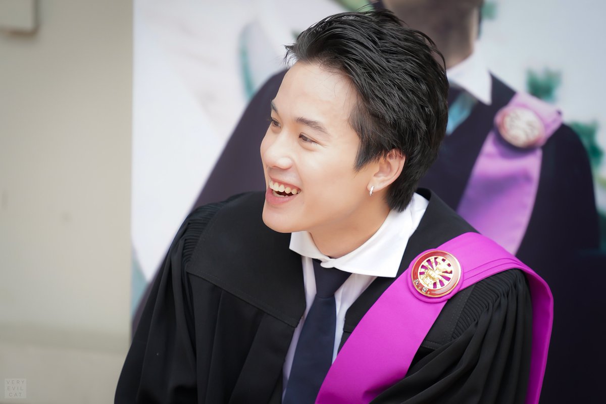 veryveryevilcat's tweet photo. 🤍🤍🎉

#JamyJamess 
#JMJGraduation https://t.co/YakDDLCzqf