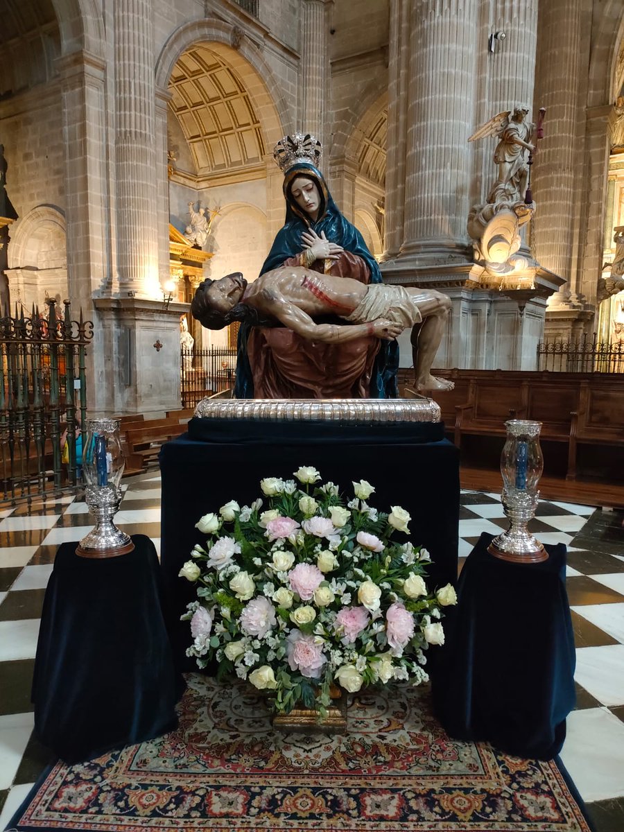 Buenamuertejaen's tweet photo. CULTOS | Nuestra Señora de las Angustias ya preside el Altar Mayor de la S.I.C. para la Misa de Fin de Mes, que se celebrará en su honor.

Será mañana a las 13:00 horas. Con esta Eucaristía celebraremos también el XL Aniversario de Fundación del Cuerpo de Damas. https://t.co/i6arppAqnN