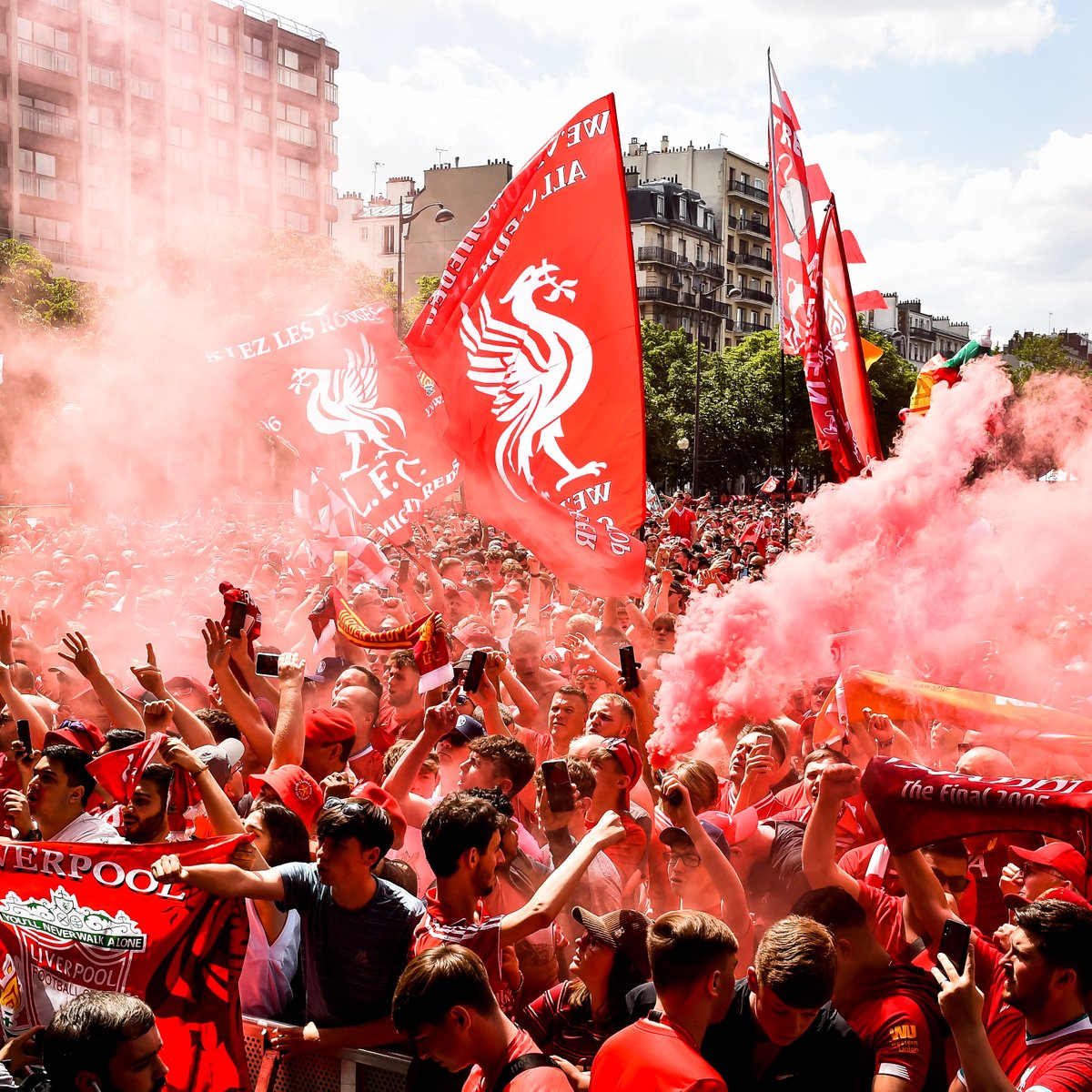 brfootball's tweet photo. Liverpool's fan fest in Paris is lit 🧨 https://t.co/CuhNbEJAwS