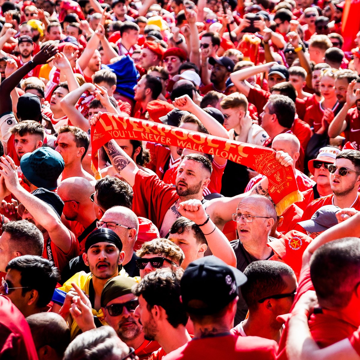 brfootball's tweet photo. Liverpool's fan fest in Paris is lit 🧨 https://t.co/CuhNbEJAwS