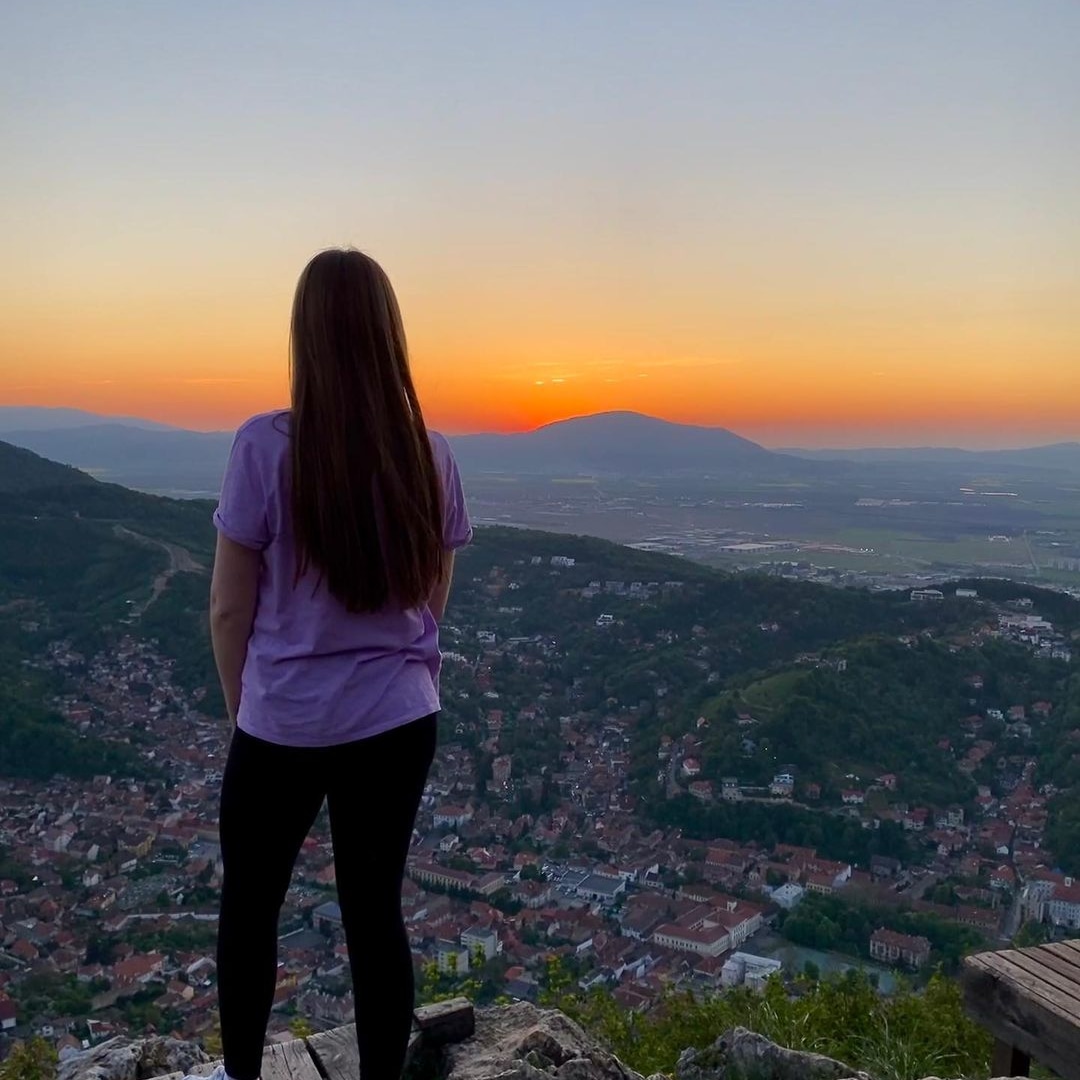 Campingfhiking's tweet photo. Alone with friends and family, mount tampa offers you a pleasant experience with nature, 
You can visit it by cable car or walking on one of the three marked paths 
But i can guarantee that a sunset experience here is fantastic,,,  #hikingsunset #hikingmountain #ukhiking https://t.co/J0GoDQPWEV
