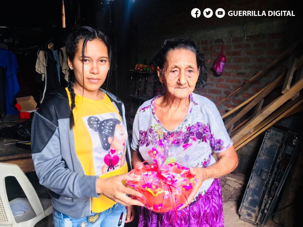 GuerrillaDigi11's tweet photo. #BenditasMadres | Juventud Sandinista a través de Promotoría Solidaria realizó entrega de obsequios a madres de héroes y mártires en distintos barrios del Distrito 3, #Esteli. En celebración del día de las madres nicaragüenses.✨❤️🖤 

#Nicaragua #VictoriasDeLaPaz #JSEsteliD3 https://t.co/WhLIwyey40