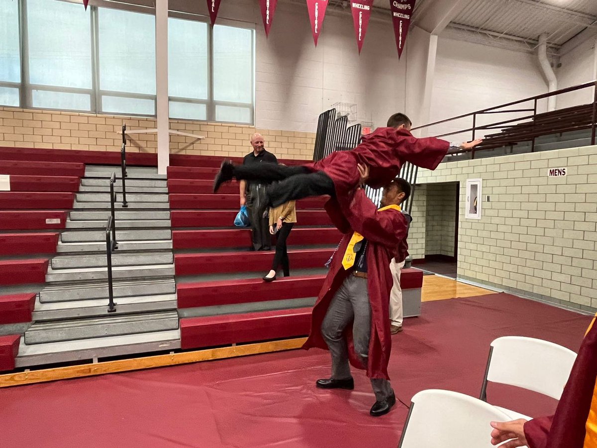 XHourPod's tweet photo. Graduated! Safe to say Nestor had the... time of his life? https://t.co/FcNbwd91hC