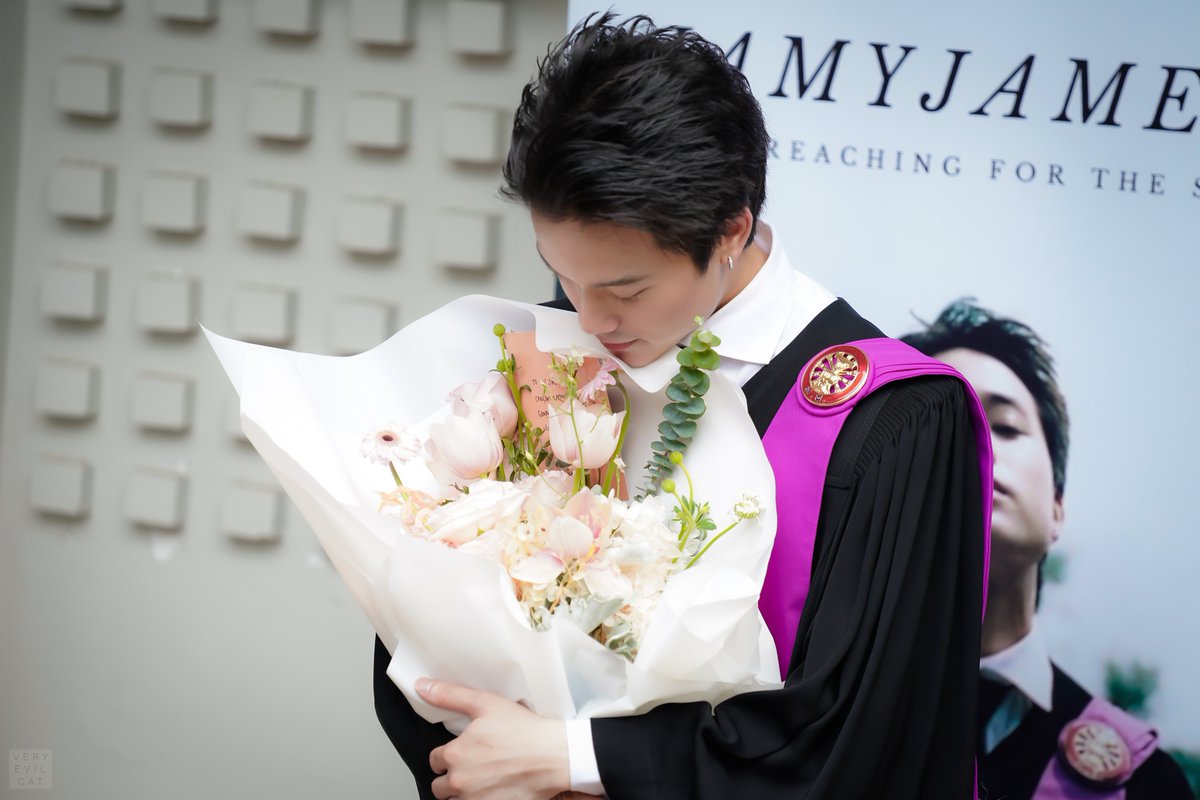 veryveryevilcat's tweet photo. 🤍🎉🤍💐

#JamyJamess 
#JMJGraduation https://t.co/QhPZRSfFxO