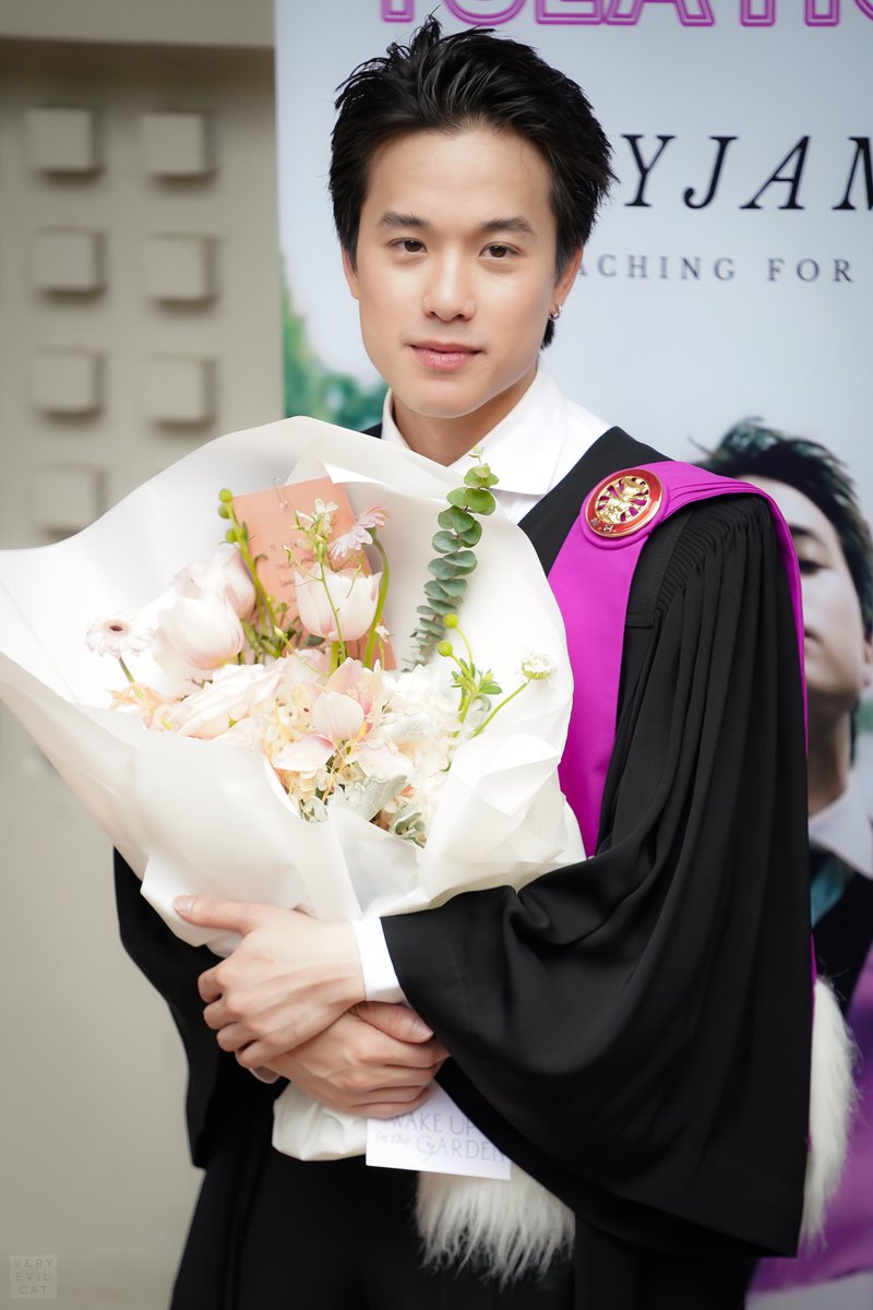 veryveryevilcat's tweet photo. 🤍🎉🤍💐

#JamyJamess 
#JMJGraduation https://t.co/QhPZRSfFxO