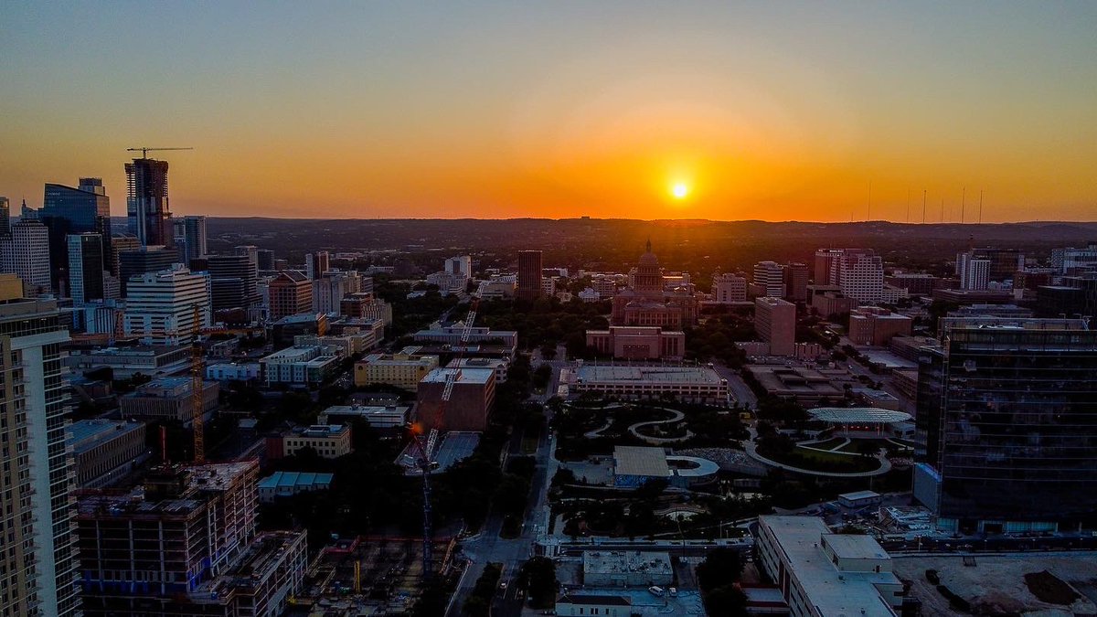 cconnor_crowe's tweet photo. Warm & Fuzzy โ๏ธ๐ 1, 2 or 3?
#dronephotography #austinsunset #downtownaustin #hdrphotography #dji #djimini2 https://t.co/xyXNtWQRWD