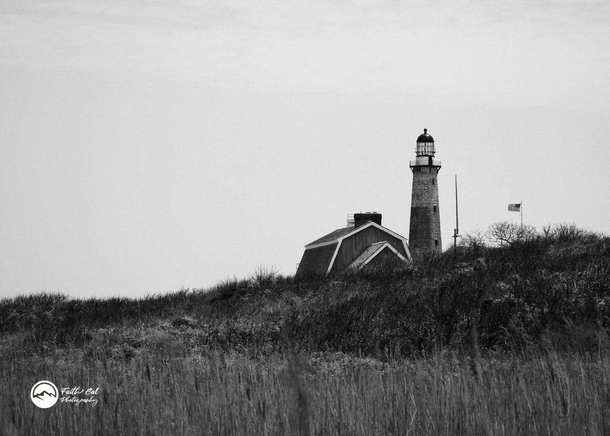 The. End. #MontaukLighthouse
•
#montauk #montaukpoint #montaukbeach #montaukstatepark #beach #lighthouse #discoverlongisland #longisland #longislandny #beachphotography #photography #landscapephotography #labdscape #blackandwhite #noir #noirphotography #noirphoto  #sigma100400