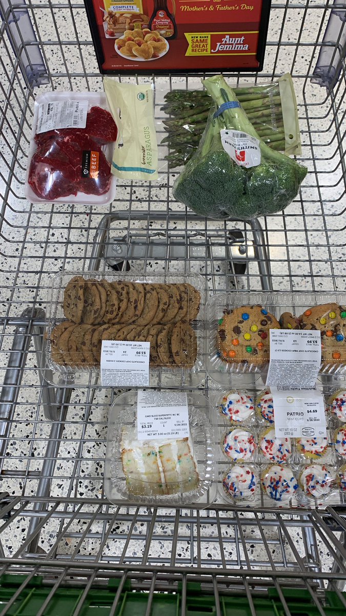 turffboy67's tweet photo. The difference between @turfwidowwife wife grocery shopping and me grocery shopping!
#onlytheessentials 
Guess which cart is mine https://t.co/MOqCcRBSN7