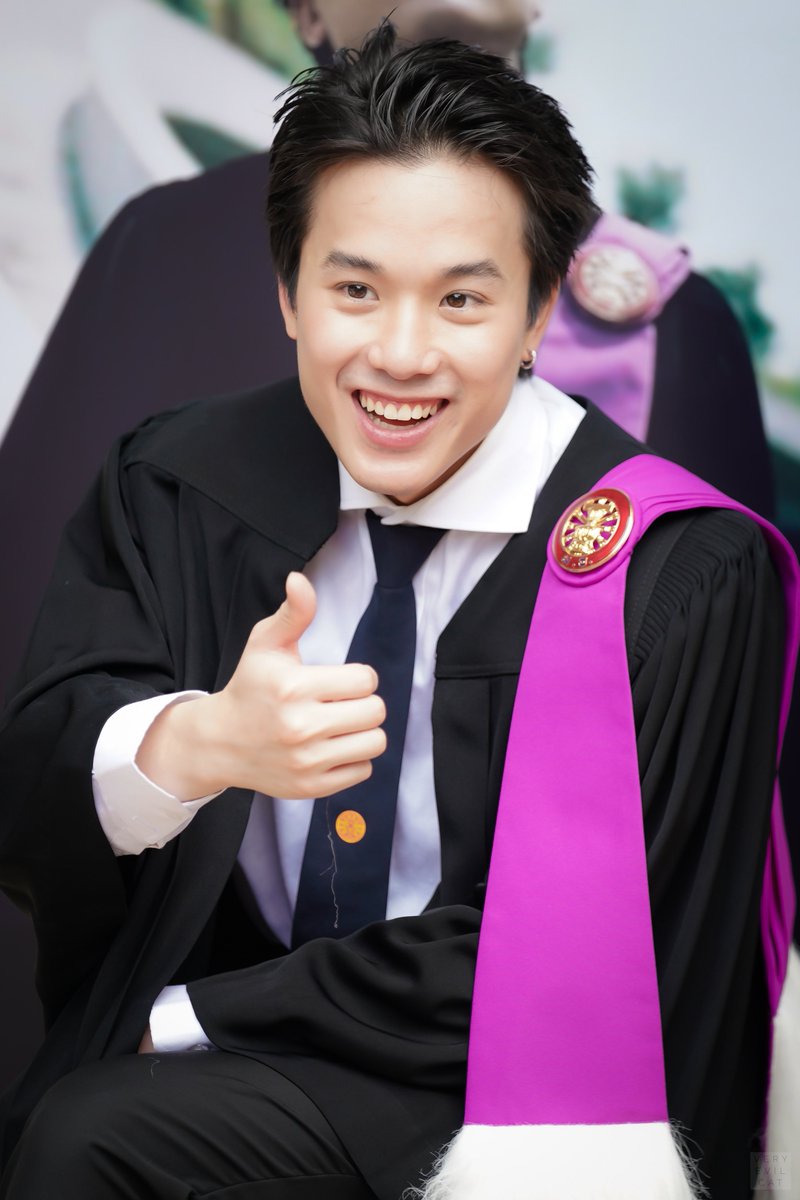 veryveryevilcat's tweet photo. 😋😋😋

#JamyJamess 
#JMJGraduation https://t.co/hysLh4V5PI
