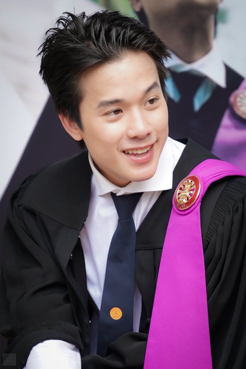 veryveryevilcat's tweet photo. 😋😋😋

#JamyJamess 
#JMJGraduation https://t.co/hysLh4V5PI