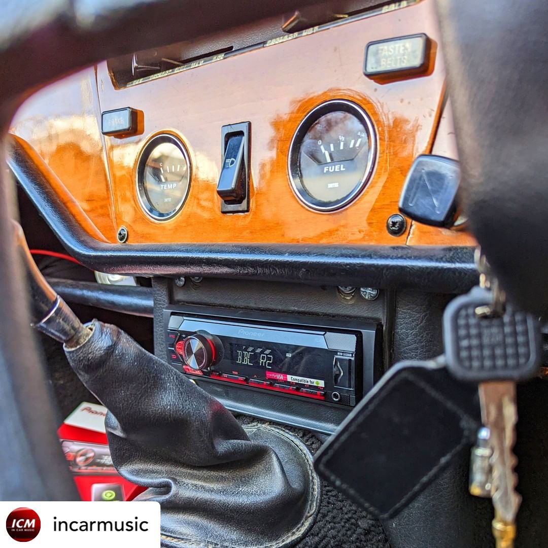 PioneerUK's tweet photo. Triumph Spitfire 1977 in for stereo and speaker upgrade 👌 awesome job by @InCarMusic1
#caraudioshop #caraudioinstallation #pioneer #pioneercaraudio #pioneeraudio #pioneerstereo #triumphspitfire #triumphspitfire1500 #triumphspitfireclub #spitfire1500 #triumphclassic l https://t.co/U3ZDeTWhGz