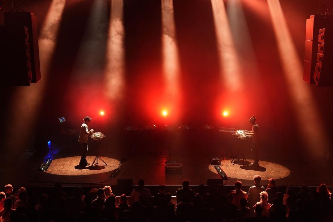 Enjoying the beautiful lighting and stage set up at our shows!

#hangmassive #hangmassivelive #thehangmassiveexperience #greatblisstour #stagelighting #tourlife #yishamahandpan #yishamapantam #zephyr #zephyrhandpans