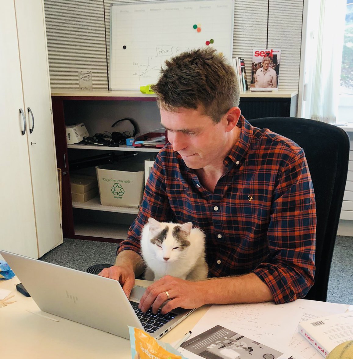 Quand tu es (presque) le seul être humain à travailler à la Maison de la Radio le samedi, tu deviens d’un coup très important pour <a href="/Tokay_le_chat/">Tokay le chat 🐾</a>. Lundi, je sais qu’il me snobera de nouveau. <a href="/Forum_RTS/">Forum (compte archivé)</a>