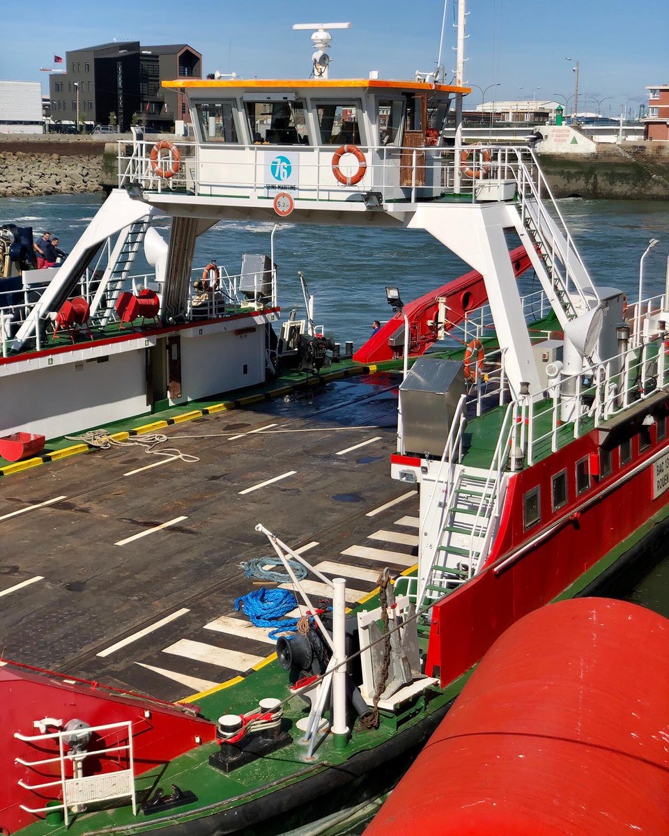 LHsansfiltre's tweet photo. Arrivée d’un bac de la Seine pour travaux. Changement de remorqueurs @boludatowage #portduhavre #bac #bacdelaseine #tug #remorqueurs #bleu #boluda #tsmchausey #tsmgroup https://t.co/4wHsI9lUMz