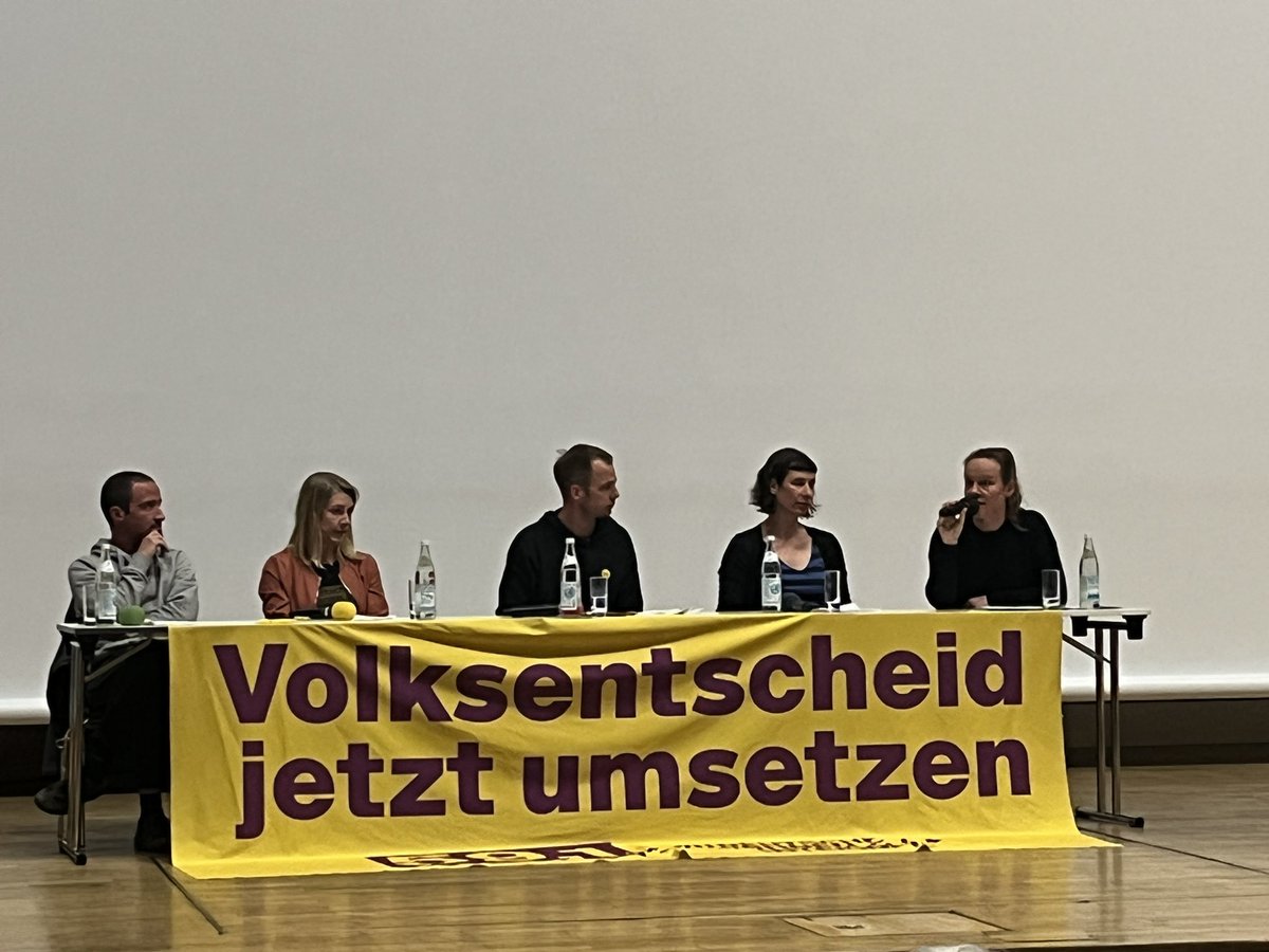 Senatorin Lena Kreck (@dielinkeberlin) widerspricht auf der Konferenz von @dwenteignen den Aussagen von @FranziskaGiffey und Andi Geisel von @SenSBW zu den Plänen zur Ausgestaltung der Enteignungskommisdion: „Das was auf dem Tisch liegt, weicht vom Senatsbeschluss ab.“