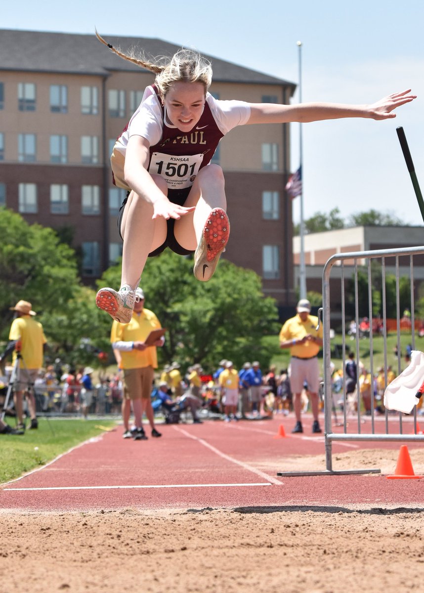 🏅
Josey Harris of St. Paul gets her first medal of the day in the 1A Girls Long Jump, finishing 4th with a mark of 16'10.75.